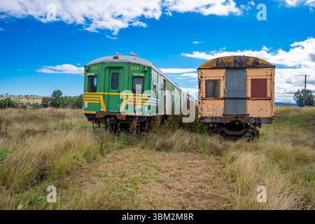 Les wagons retirés du New South Wales Government Railways (NSWGR) à Merriwa dans la haute vallée de Hunter, y compris le wagon d'inspection des freins C3661 Banque D'Images