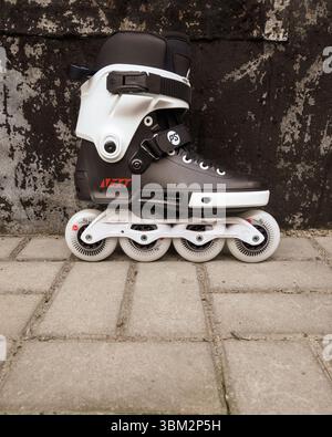 Lublin, Pologne 08 mai 2025 black powerslide next trinity Inline Skating rollerblade - équipement de sports extrêmes packshot Banque D'Images