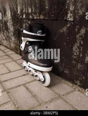 Lublin, Pologne 08 mai 2025 black powerslide next trinity Inline Skating rollerblade - équipement de sports extrêmes packshot Banque D'Images