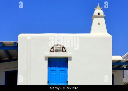 Bâtiments modernes blanchis à la chaux avec des motifs traditionnels tiniens, île de Tinos, le groupe d'îles des Cyclades, Grèce. Prise mai / juin 2025 printemps Banque D'Images