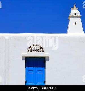 Bâtiments modernes blanchis à la chaux avec des motifs traditionnels tiniens, île de Tinos, le groupe d'îles des Cyclades, Grèce. Prise mai / juin 2025 printemps Banque D'Images