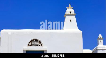 Bâtiments modernes blanchis à la chaux avec des motifs traditionnels tiniens, île de Tinos, le groupe d'îles des Cyclades, Grèce. Prise mai / juin 2025 printemps Banque D'Images