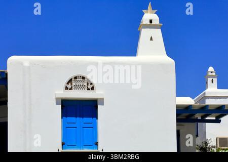Bâtiments modernes blanchis à la chaux avec des motifs traditionnels tiniens, île de Tinos, le groupe d'îles des Cyclades, Grèce. Prise mai / juin 2025 printemps Banque D'Images