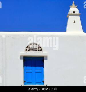 Bâtiments modernes blanchis à la chaux avec des motifs traditionnels tiniens, île de Tinos, le groupe d'îles des Cyclades, Grèce. Prise mai / juin 2025 printemps Banque D'Images