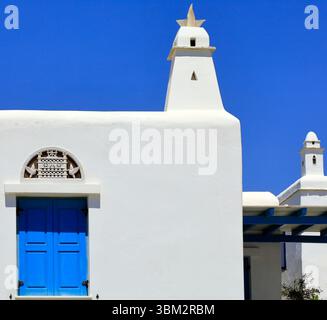 Bâtiments modernes blanchis à la chaux avec des motifs traditionnels tiniens, île de Tinos, le groupe d'îles des Cyclades, Grèce. Prise mai / juin 2025 printemps Banque D'Images