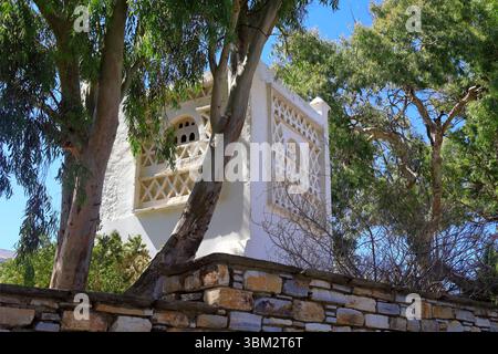 Colombier traditionnel richement décoré, île de Tinos, le groupe d'îles des Cyclades, Grèce. Prise mai / juin 2025 printemps Banque D'Images