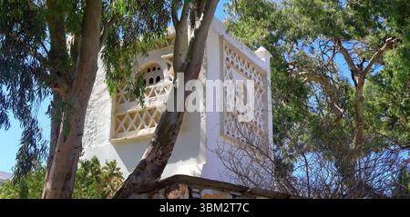Colombier traditionnel richement décoré, île de Tinos, le groupe d'îles des Cyclades, Grèce. Prise mai / juin 2025 printemps Banque D'Images
