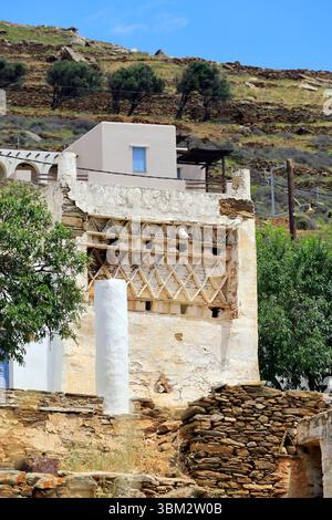 Colombier traditionnel richement décoré, île de Tinos, le groupe d'îles des Cyclades, Grèce. Prise mai / juin 2025 printemps Banque D'Images