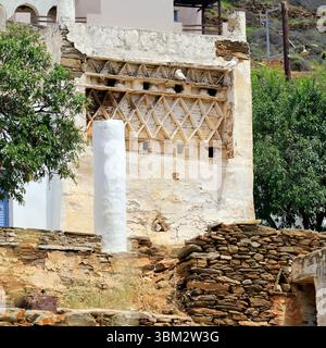 Colombier traditionnel richement décoré, île de Tinos, le groupe d'îles des Cyclades, Grèce. Prise mai / juin 2025 printemps Banque D'Images
