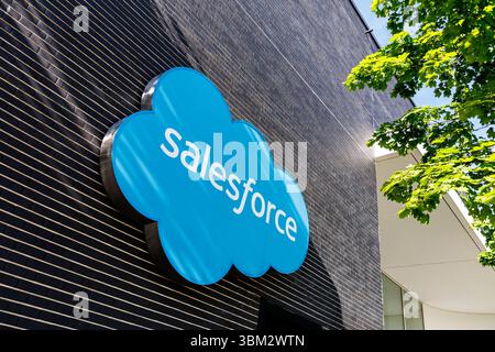Munich, Allemagne. 24 juin 2025. Le logo et le lettrage Salesforce sont visibles sur la façade du siège de la société à Munich le 24 juin 2025 à Munich (Bavière). Salesforce, Inc., basée aux États-Unis, est une société américaine de logiciels cotée en bourse qui propose des produits de cloud computing aux entreprises. Crédit : Matthias Balk/dpa/Alamy Live News Banque D'Images