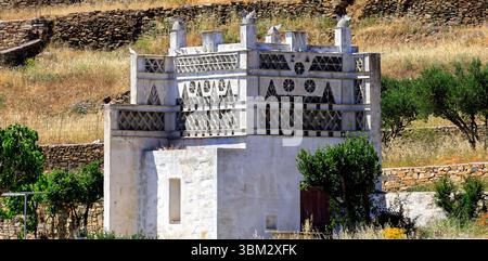Colombier traditionnel richement décoré et blanchi à la chaux, île de Tinos, le groupe d'îles des Cyclades, Grèce. Prise mai / juin 2025 printemps Banque D'Images