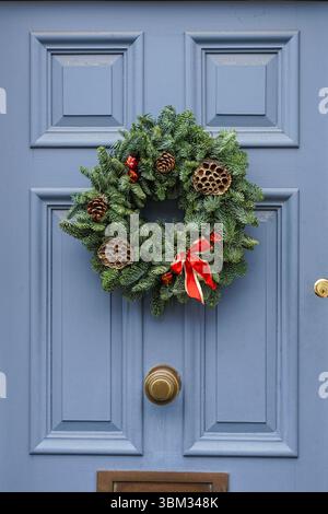 Couronne décorative de Noël accrochée sur une porte d'entrée d'une maison à Kensington, Londres, Angleterre, Royaume-Uni, Royaume-Uni Banque D'Images