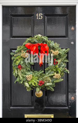 Couronne décorative de Noël accrochée sur une porte d'entrée d'une maison à Kensington, Londres, Angleterre, Royaume-Uni, Royaume-Uni Banque D'Images