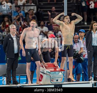 James Guy (GBR), Duncan Scott (GBR), Tom Dean (GBR) et Matthew Richards (GBR) célèbrent leur victoire sur la médaille d'or au Relais libre 4 X 200 m masculin à l'arène de la Défense de Paris lors des Jeux olympiques d'été de 2024 à Paris, France. Banque D'Images