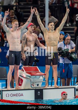 James Guy (GBR), Duncan Scott (GBR), Tom Dean (GBR) et Matthew Richards (GBR) célèbrent leur victoire sur la médaille d'or au Relais libre 4 X 200 m masculin à l'arène de la Défense de Paris lors des Jeux olympiques d'été de 2024 à Paris, France. Banque D'Images