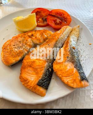 Longe de saumon grillée avec salade de tomates. Banque D'Images