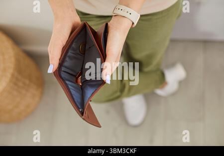 Pas d'argent portefeuille vide fermer, les mains ouvrant la main tenant le sac à main sans espèces après le paiement de la faillite Banque D'Images