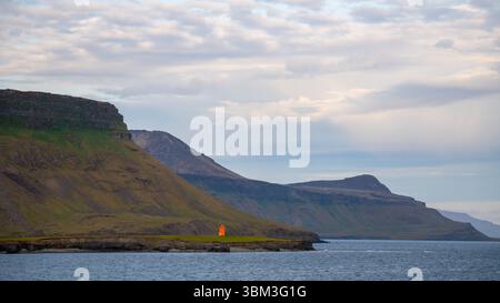 Church Mountain en Islande, forme amaizing, photo de ciel bleu prise depuis le bateau de croisière, célèbre lieu touristique près d'Isafjordur, Islande Banque D'Images