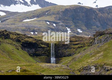 Church Mountain en Islande, forme amaizing, photo de ciel bleu prise depuis le bateau de croisière, célèbre lieu touristique près d'Isafjordur, Islande Banque D'Images