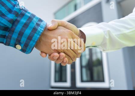 Les mains de l'équipe de construction secouant saluant le plan de démarrage nouveau projet contrat dans le centre de bureau au chantier de construction, industrie, architecture, partenaire, te Banque D'Images