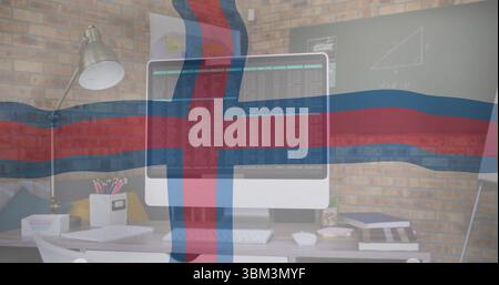 Affichage écran d'ordinateur blanc montrant des lignes de code sur le bureau dans le bureau à domicile, avec tableau noir Banque D'Images