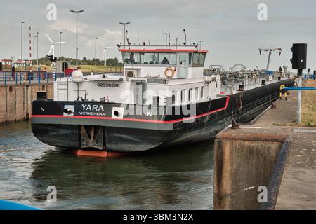28 mai 2025 - Vlissingen-pays-Bas : le navire-citerne néerlandais Yara de Werkendam se détache de la paroi de l'écluse à l'intérieur d'une chambre d'écluse dans le port de Vlis Banque D'Images