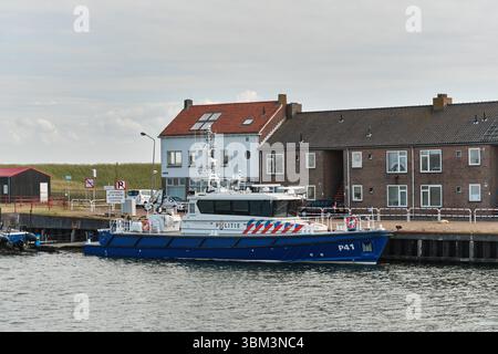 28 mai 2025 - Vlissingen-pays-Bas : le bateau de la police néerlandaise P41 a accosté au port en face des bâtiments résidentiels et du quai, sous un SK partiellement nuageux Banque D'Images