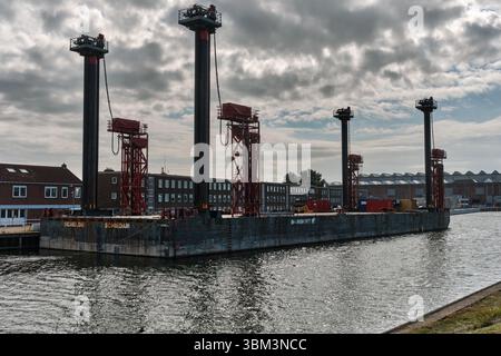 28 mai 2025 - Vlissingen-pays-Bas : barge de travail industriel Schiedam amarré le long du quai dans le port de Vlissingen, utilisé pour les opérations de levage lourd par Banque D'Images