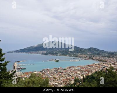 Vue panoramique sur la ville de Zante et le port depuis la colline de Bochali, montrant la ville insulaire entourée de collines et de mer. Banque D'Images