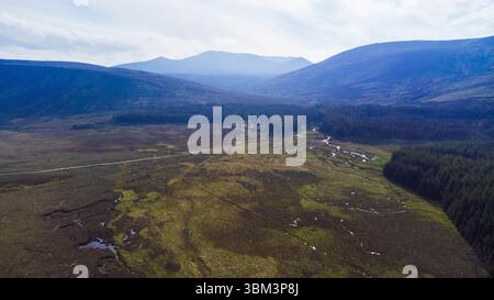 Vue aérienne de Glen Muick près de Ballater sur le domaine Balmoral dans le parc national de Cairngorms dans les Highlands écossais d'Écosse au Royaume-Uni Banque D'Images