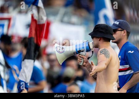 Salerne, Italie. 22 juin 2025. Supporters de l'UC Sampdoria lors du match de la Serie B Play-Out Step 2 entre l'US Salernitana et l'UC Sampdoria au Stadio Arechi le 22 juin 2025 à Salerne, Italie. Crédit : Giuseppe Maffia/Alamy Live News Banque D'Images
