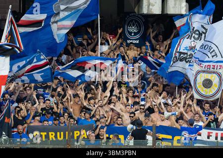 Salerne, Italie. 22 juin 2025. Supporters de l'UC Sampdoria lors du match de la Serie B Play-Out Step 2 entre l'US Salernitana et l'UC Sampdoria au Stadio Arechi le 22 juin 2025 à Salerne, Italie. Crédit : Giuseppe Maffia/Alamy Live News Banque D'Images