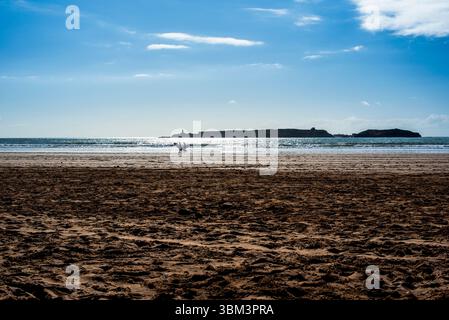 Deux surfeurs avec planches marchant sur les plages d'Essaouira au coucher du soleil au Maroc Banque D'Images