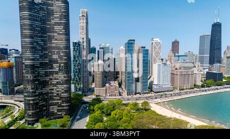 Photographie aérienne de la boucle, Downtown Chicago, Illinois, États-Unis par une belle matinée d'été. Banque D'Images