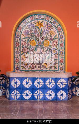 Arcos de la Frontera, Province de Séville, Andalousie, Espagne. Tuiles décoratives de fleurs dans un vase. (Usage éditorial uniquement) Banque D'Images