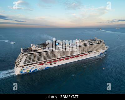 Miami, Floride, États-Unis - 11 janvier 2025 : compagnie de croisière norvégienne. Excursion en bateau de croisière et voyage en mer. Bateau quittant le port de Miami Beach. Norwegian Escape Banque D'Images