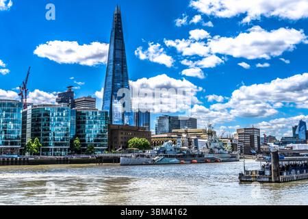 HMS Belfast Light Cruiser sur la Tamise, Londres, Angleterre. Belfast a lancé 1938, une partie de la flotte du jour J. Maintenant un navire-musée amarré Tower Bridge et acro Banque D'Images