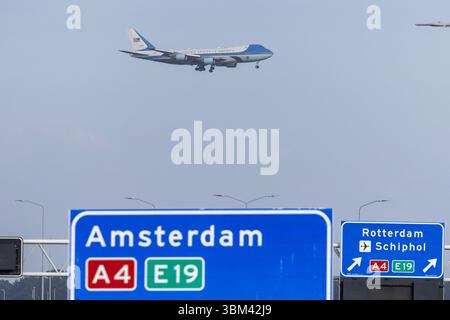 SCHIPHOL - Donald Trump, le président des États-Unis, arrive à l'aéroport de Schiphol sur Air Force One. Pour la première fois dans l'histoire de l'OTAN, les pays-Bas accueillent un sommet de l'OTAN. ANP MICHEL VAN BERGEN pays-bas Out - belgique Out Banque D'Images