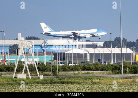 SCHIPHOL - Donald Trump, le président des États-Unis, arrive à l'aéroport de Schiphol sur Air Force One. Pour la première fois dans l'histoire de l'OTAN, les pays-Bas accueillent un sommet de l'OTAN. ANP MICHEL VAN BERGEN pays-bas Out - belgique Out Banque D'Images