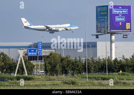 SCHIPHOL - Donald Trump, le président des États-Unis, arrive à l'aéroport de Schiphol sur Air Force One. Pour la première fois dans l'histoire de l'OTAN, les pays-Bas accueillent un sommet de l'OTAN. ANP MICHEL VAN BERGEN pays-bas Out - belgique Out Banque D'Images