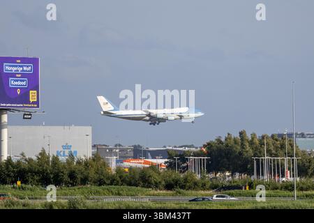 SCHIPHOL - Donald Trump, le président des États-Unis, arrive à l'aéroport de Schiphol sur Air Force One. Pour la première fois dans l'histoire de l'OTAN, les pays-Bas accueillent un sommet de l'OTAN. ANP MICHEL VAN BERGEN pays-bas Out - belgique Out Banque D'Images