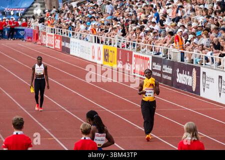 Julien Alfred de Sainte-Lucie et Dina Asher-Smith de Grande-Bretagne. Le 100 m féminin au galan Bauhaus 2025 de la Wanda Diamond League. Compétition annuelle d'athlétisme au stade olympique de Stockholm, Stockholm, Suède, le 15 juin 2025. Photo : Rob Watkins/Alamy Live News Banque D'Images