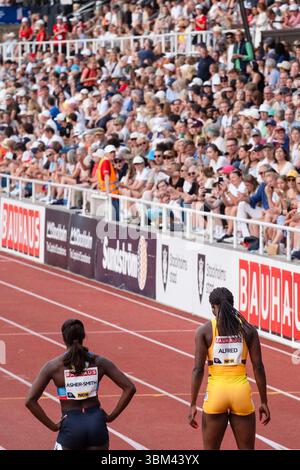 Julien Alfred de Sainte-Lucie et Dina Asher-Smith de Grande-Bretagne. Le 100 m féminin au galan Bauhaus 2025 de la Wanda Diamond League. Compétition annuelle d'athlétisme au stade olympique de Stockholm, Stockholm, Suède, le 15 juin 2025. Photo : Rob Watkins/Alamy Live News Banque D'Images