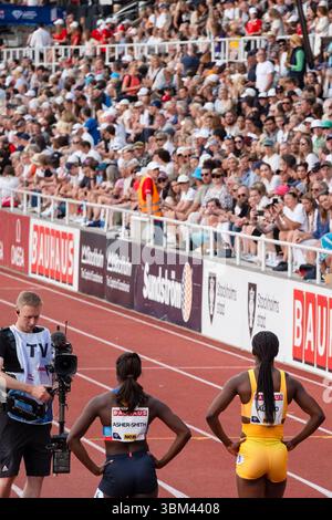 Julien Alfred de Sainte-Lucie et Dina Asher-Smith de Grande-Bretagne. Le 100 m féminin au galan Bauhaus 2025 de la Wanda Diamond League. Compétition annuelle d'athlétisme au stade olympique de Stockholm, Stockholm, Suède, le 15 juin 2025. Photo : Rob Watkins/Alamy Live News Banque D'Images