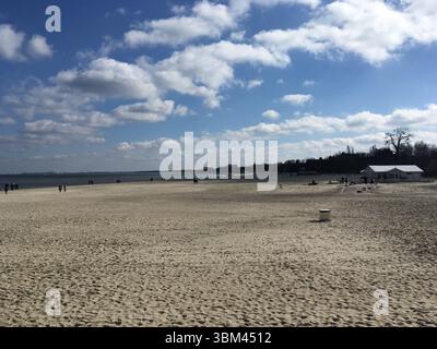 Le centre-ville et la plage de Sopot capturés à la hauteur de l'été : la rue piétonne Monte Cassino, les cafés colorés, la plus longue jetée en bois d'Europe, et dynamique Banque D'Images