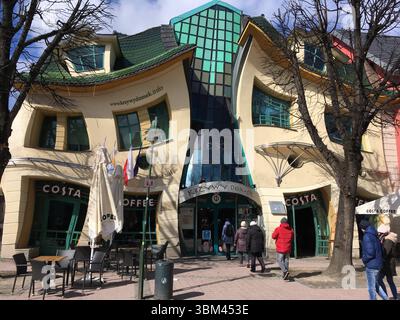 The Crooked House (Krzywy Domek) à Sopot, un bâtiment emblématique en verre et en pierre déformé inspiré par l'art des contes de fées, se présentant comme un lieu commercial original Banque D'Images