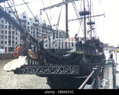 Un grand galion de style pirate ('Black Pearl') amarré sur la rivière Motława de Gdańsk - ses mâts spectaculaires et son gréement reflètent les loisirs maritimes de la ville Banque D'Images
