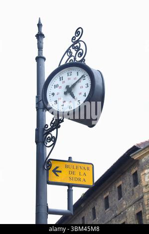 Oviedo, Espagne 26-05-2016 - Un panneau de rue et une horloge marquent l'emblématique boulevard du cidre d'Oviedo en plein jour. Banque D'Images