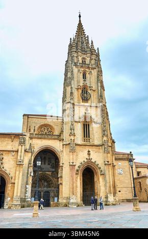 Oviedo, Espagne 26-05-2016 - la façade principale de la cathédrale d'Oviedo donne sur une place animée remplie de gens qui se promènent Banque D'Images