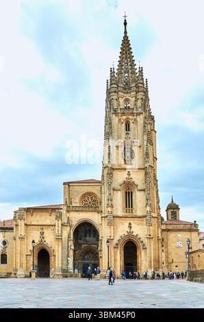 Oviedo, Espagne 26-05-2016 - la façade principale de la cathédrale d'Oviedo donne sur une place animée remplie de gens qui se promènent Banque D'Images